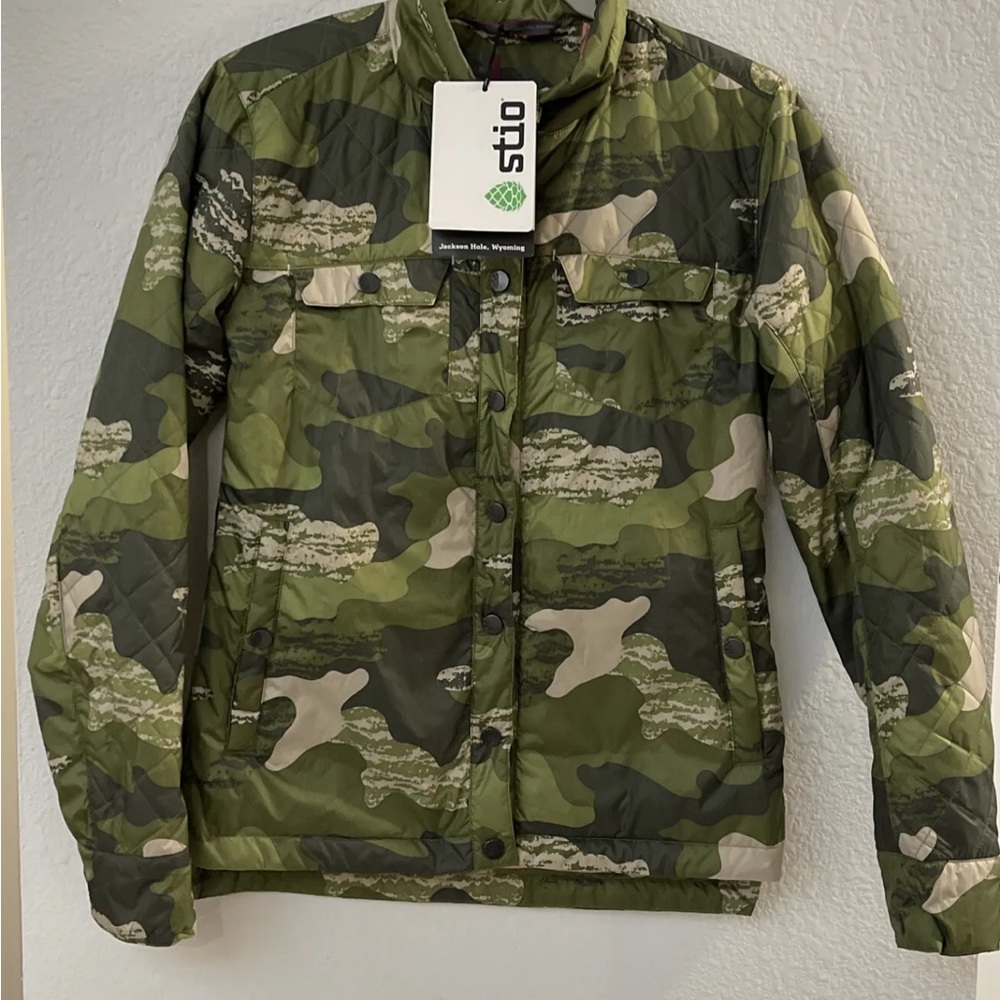 sᴛɪᴏ sᴋʏᴄʀᴇsᴛ ɪɴsᴜʟᴀᴛᴇᴅ sɴᴀᴘ sʜɪʀᴛ Jacket in camo ᴘʀɪɴᴛ. This is NEW!